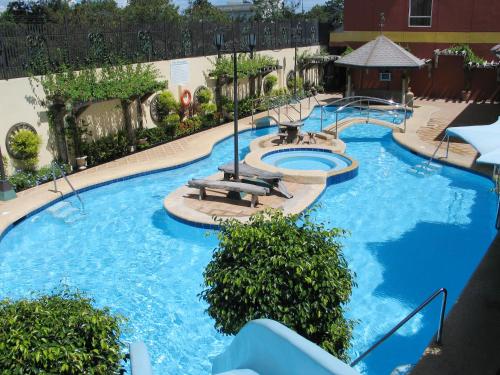 Πισίνα στο ή κοντά στο Crown Regency Suites Mactan
