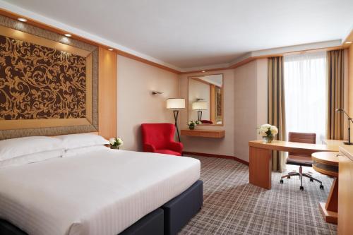 Una cama o camas en una habitación de Millennium Hotel and Conference Centre Gloucester London