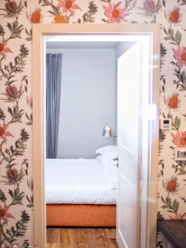 a mirror in a room with a bed at Villa Fontana Relais Suite & Spa in Agliano Terme