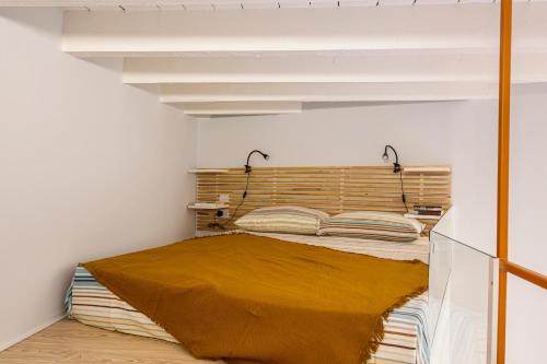 A bed or beds in a room at Functional Studio Milano Isola District