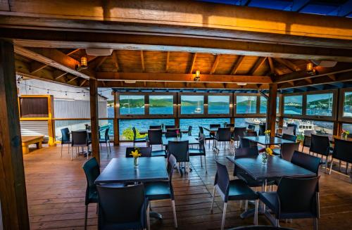 un restaurante con mesas y sillas y vistas al agua en El Navegante de Culebra, en Culebra