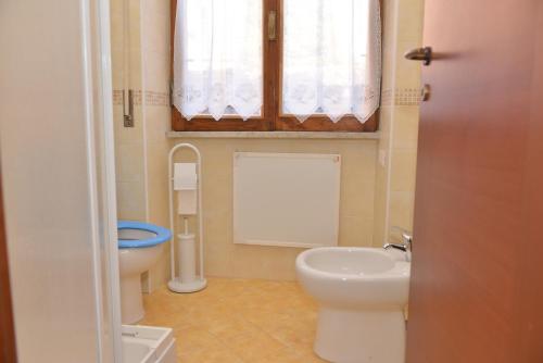 a small bathroom with a toilet and a sink at RietINN 1 in Rieti