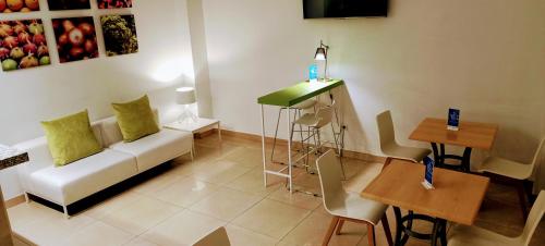 ein Wohnzimmer mit einem Sofa und einem Tisch in der Unterkunft La City Mercado in Alicante