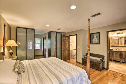 1 dormitorio grande con cama y piano en Charming Tallahassee Family Hideaway 5 Mi to FSU!, en Tallahassee