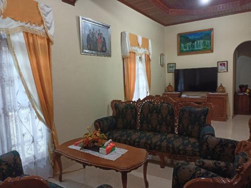 Coin salon dans l'établissement FERMANA HOMESTAY