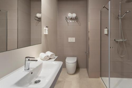 e bagno con lavandino, servizi igienici e doccia. di B&B HOTEL Almería Vicar a Aguadulce