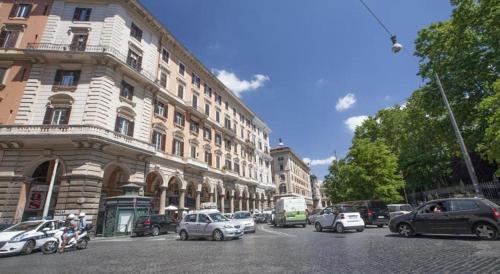 羅馬的住宿－B&B Girasole Guesthouse，一条城市街道,汽车停在大楼前