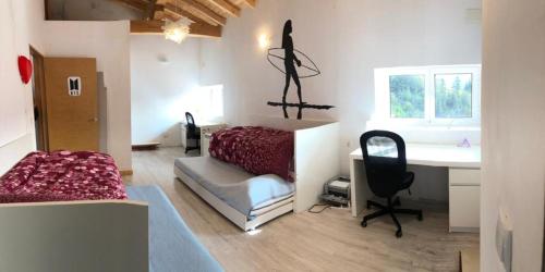 een slaapkamer met een bed, een bureau en een stoel bij CHILL & ZEN - Caserío Itxaiz - in Deba