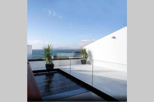 een huis met een glazen dak en een zwembad bij Ocean Space Lanzarote in Punta de Mujeres