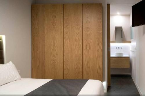 プンタ・ムヘーレスにあるOcean Space Lanzaroteのベッドルーム1室(ベッド1台付)、木製キャビネットが備わります。