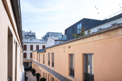 a view of an alley between two buildings at Hotel De L'Horloge in Paris