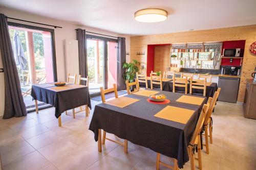a kitchen and dining room with a table and chairs at Le jardin des 4 saisons in Le Mans
