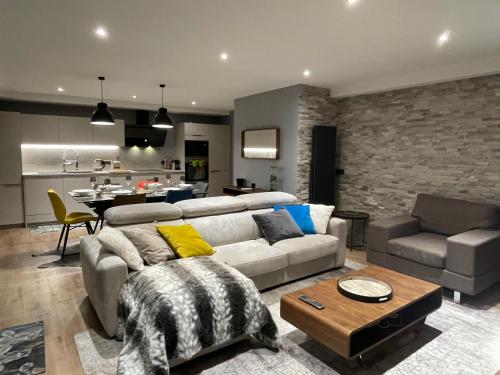 un salon avec un canapé et une table dans l'établissement Aux Pierres Du Clos - Les 3 Vallées, à Brides-les-Bains