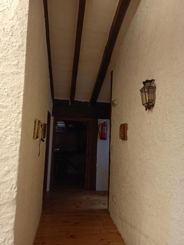 a hallway leading to a room with a ceiling and a light at casa rural decerca in Arcones