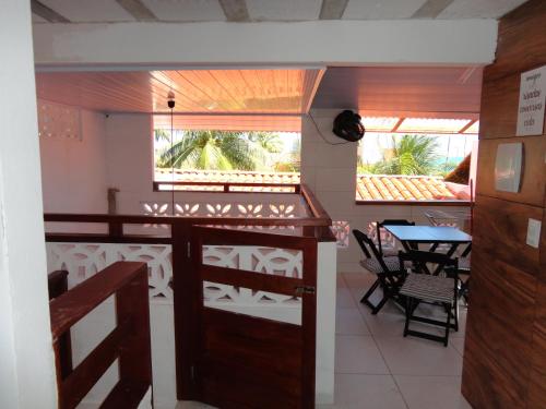 eine Küche mit Theke und Tisch in einem Raum in der Unterkunft Casa Praia dos Carneiros in Tamandaré