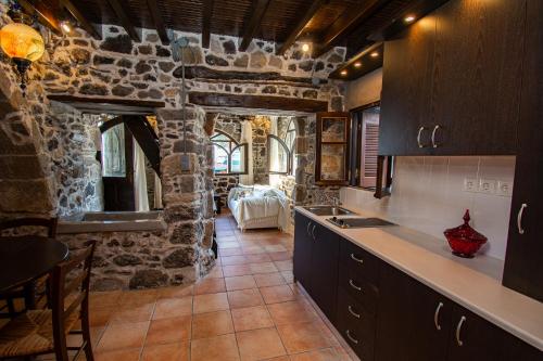 Kuchyň nebo kuchyňský kout v ubytování Plousiadi΄s Stone House