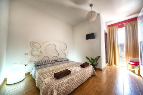 een slaapkamer met een groot bed en een groot raam bij B&B Ebo' in Olbia