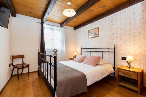 um quarto com uma cama grande num quarto em Villa Gogli with private pool in Rabac Labin em Nedeščina