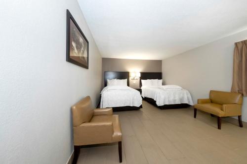 Katil atau katil-katil dalam bilik di Red Roof Inn PLUS+ Huntsville