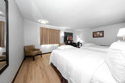 Katil atau katil-katil dalam bilik di Red Roof Inn PLUS+ Huntsville