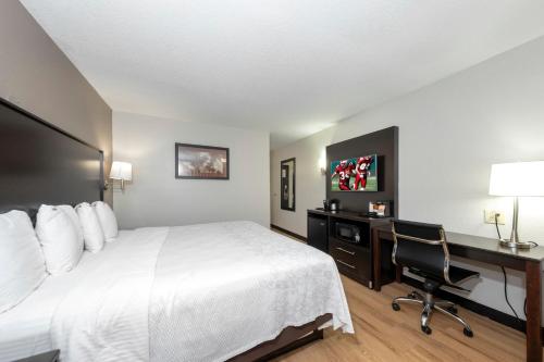 Katil atau katil-katil dalam bilik di Red Roof Inn PLUS+ Huntsville