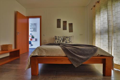 - une chambre avec un lit et une couverture dans l'établissement Castle in Blue Apartments-Sea View, à Sines