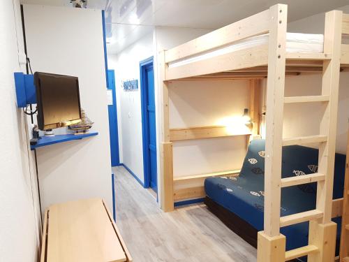 מיטה או מיטות קומותיים בחדר ב-Un air de Bretagne à la montagne-STUDIO AVEC BALCON