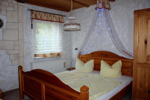 um quarto com uma cama e uma janela em Fewo Schillings em Kodersdorf