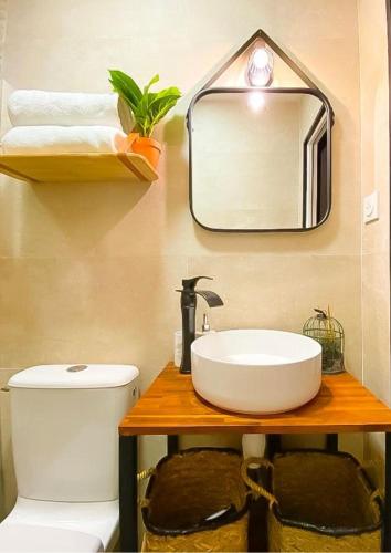 une salle de bain avec un lavabo et un miroir dans l'établissement AeroHome - Appart Confort - Aeroport d Orly à proximité - Parking, à Athis-Mons