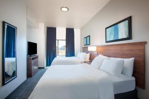 Postel nebo postele na pokoji v ubytování Staybridge Suites - Sioux Falls Southwest by IHG