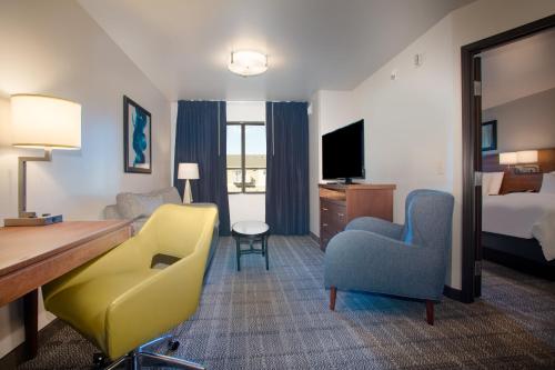TV a/nebo společenská místnost v ubytování Staybridge Suites - Sioux Falls Southwest by IHG