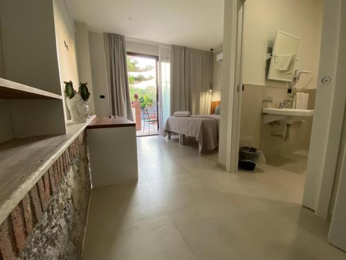 Habitación con cocina y baño con lavabo. en Villa Antonino, en Giardini Naxos