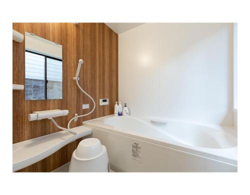 La salle de bains est pourvue d'une baignoire blanche et de toilettes blanches. dans l'établissement Xu Zhai - Vacation STAY 03778v, à Kyoto