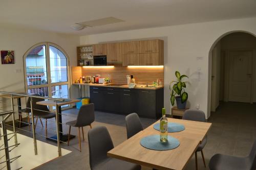 a kitchen and dining room with tables and chairs at Főnix Design Rooms in Debrecen