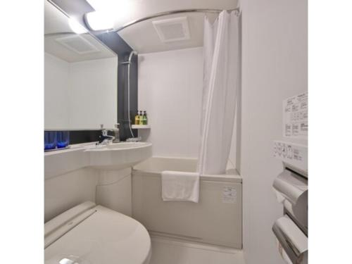 Baño blanco con aseo y lavamanos en Hotel Halrotto Fukuoka Hakata - Vacation STAY 04193v, en Fukuoka