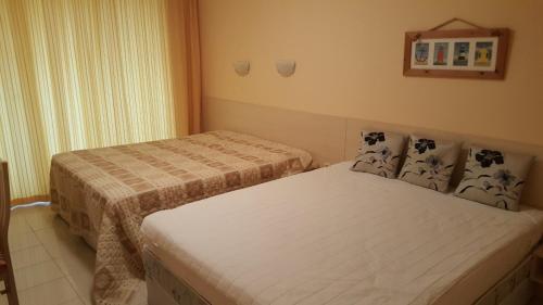 Ένα ή περισσότερα κρεβάτια σε δωμάτιο στο Harmony Hills Family Apartments