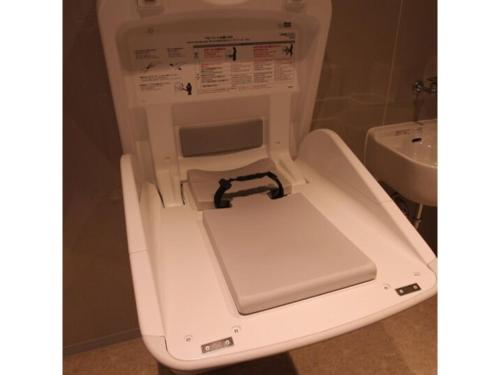 La salle de bains est pourvue de toilettes blanches et d'un lavabo. dans l'établissement Hotel Hulaton Fukuokahakata - Vacation STAY 04196v, à Fukuoka