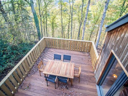 - une vue sur la terrasse en bois dotée d'une table et de chaises dans l'établissement Countryside Holiday Home in Durbuy with Terrace, à Durbuy