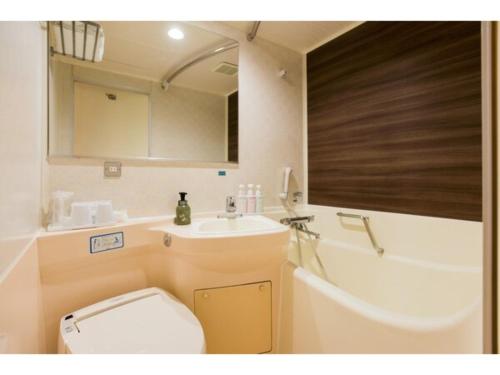 La salle de bains est pourvue de toilettes, d'un lavabo et d'une baignoire. dans l'établissement Hotel Taisei Annex - Vacation STAY 05179v, à Kagoshima