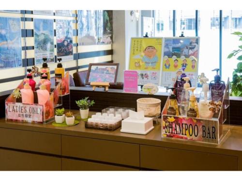a counter with a bar with food and drinks on it at Hotel Taisei Annex - Vacation STAY 05189v in Kagoshima