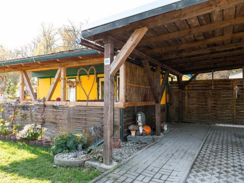 ein Haus mit einem Holzdach und einer Terrasse in der Unterkunft Holiday home near the Braunlage ski resort in Wienrode