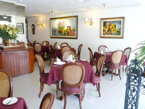 a dining room with tables and chairs in a restaurant at Hotel Boulevard in Lima