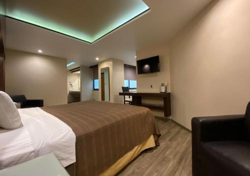 a hotel room with a bed and a desk at Hotel Escala Central del Norte in Mexico City