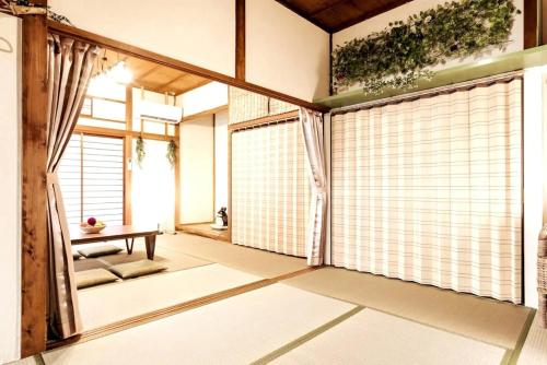 Pokój z dużym oknem z żaluzjami w obiekcie Forest Villa Hakone - Vacation STAY 05424v w mieście Gora