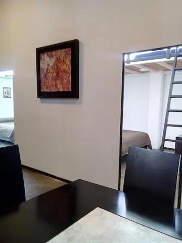 una habitación con una mesa y una foto en la pared en Depa Kava II, en Miranda