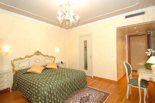 Letto o letti in una camera di Hotel San Luca Venezia