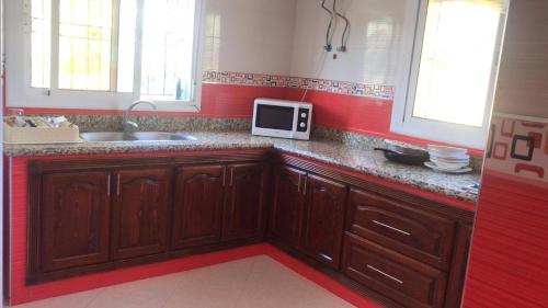 La cuisine est équipée d'un évier et d'un four micro-ondes. dans l'établissement شقق مفروشة للايجار, à Ksar Sghir