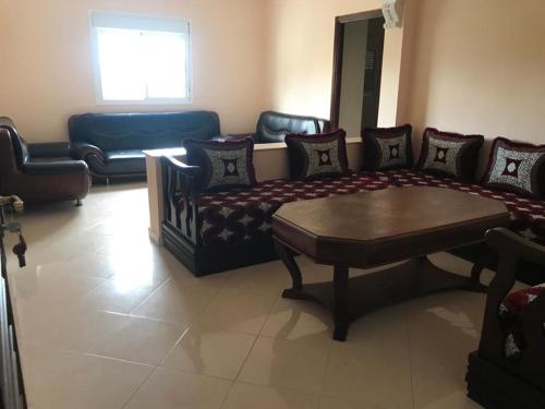 - un salon avec un canapé et une table dans l'établissement شقق مفروشة للايجار, à Ksar Sghir