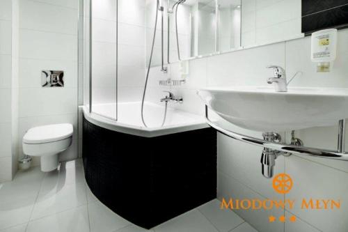 Hotel Miodowy Młyn tesisinde bir banyo