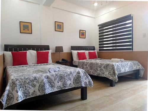 Uma cama ou camas num quarto em Jil's Apartelle